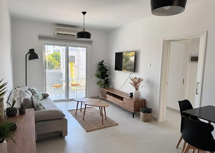 Modern 2-bed Steps To Sea & Marina * Paphos