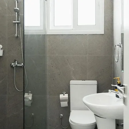 Modern 2-bed Steps To Sea & Marina Appartamento Paphos