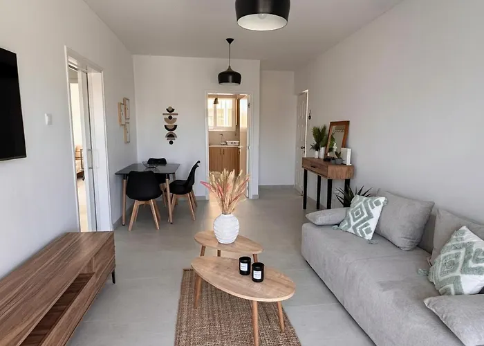 Modern 2-bed Steps To Sea & Marina