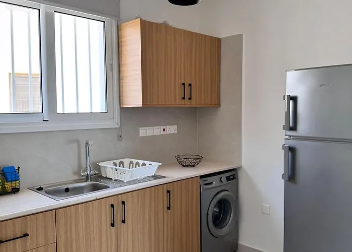 Modern 2-bed Steps To Sea & Marina *