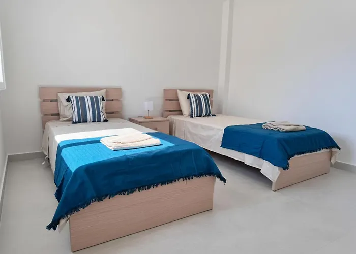 Modern 2-bed Steps To Sea & Marina *