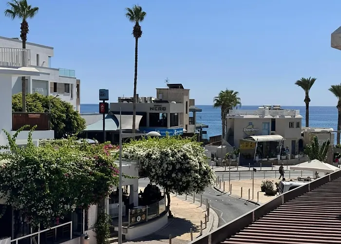 Modern 2-bed Steps To Sea & Marina *