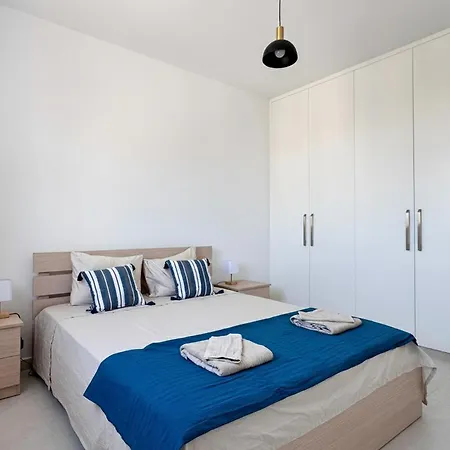 Modern 2-bed Steps To Sea & Marina דירה